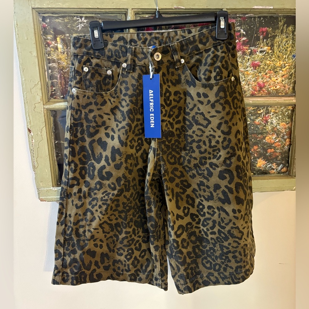 Aelfric Eden, Size 28, Leopard Print Women's Long Shorts, NEW WITH TAGS